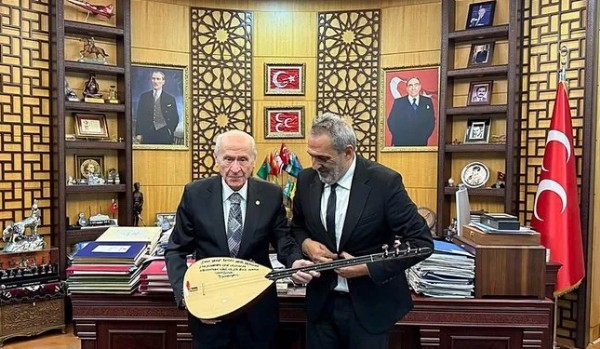 Sanatçı Yavuz Bingöl, Bahçeli'ye bağlama hediye etti! 'Alevi Bektaşiler olarak kendisine minnettarız'